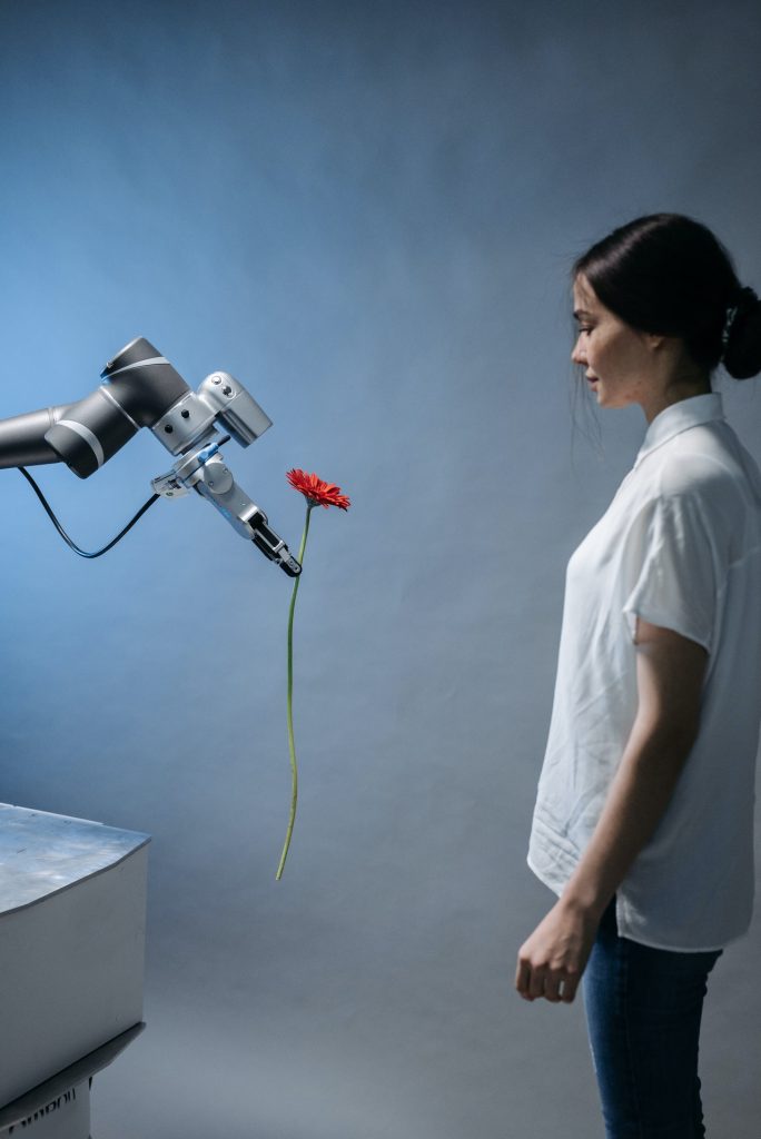 robot interactuando con una mujer