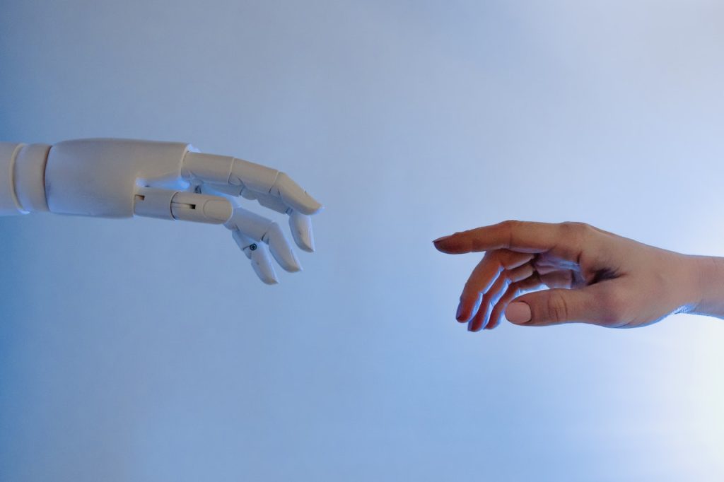 mano de robot y humano