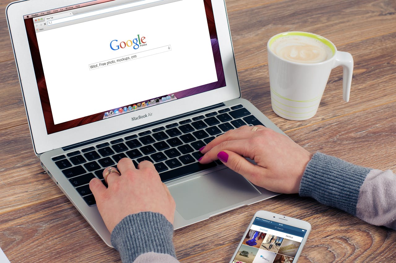 hombre-delante-de-portatil-que-sabe-como-utilizar-google-analytics