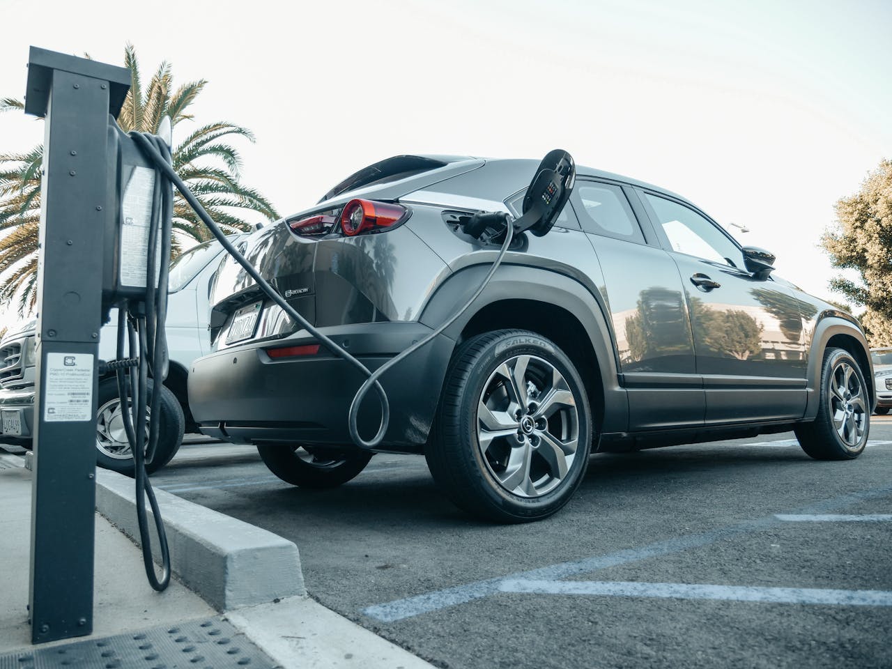 coche-electrico-cargando-bateria-imagen-futura-que-define-que-es-una-smart-city