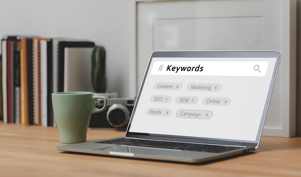 palabra-clave-subrayada-en-un-ordenador-para-el-posicionamiento-seo-de-una-tienda-online