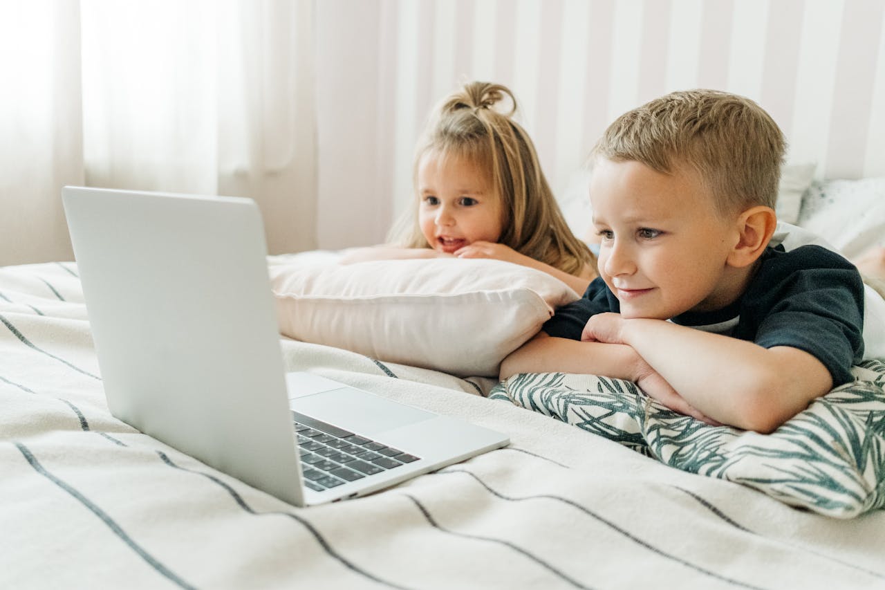 niños-jugando-con-un-ordenador-con-una-proteccion-de-datos-especial