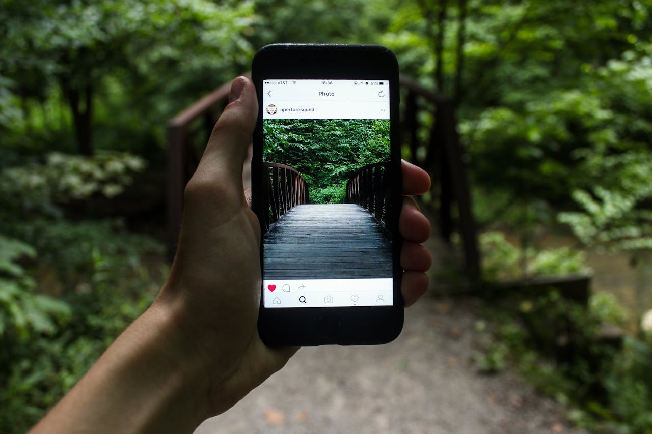 grabando-un-reels-con-paisaje-comunicacion-corporativa-en-instagram
