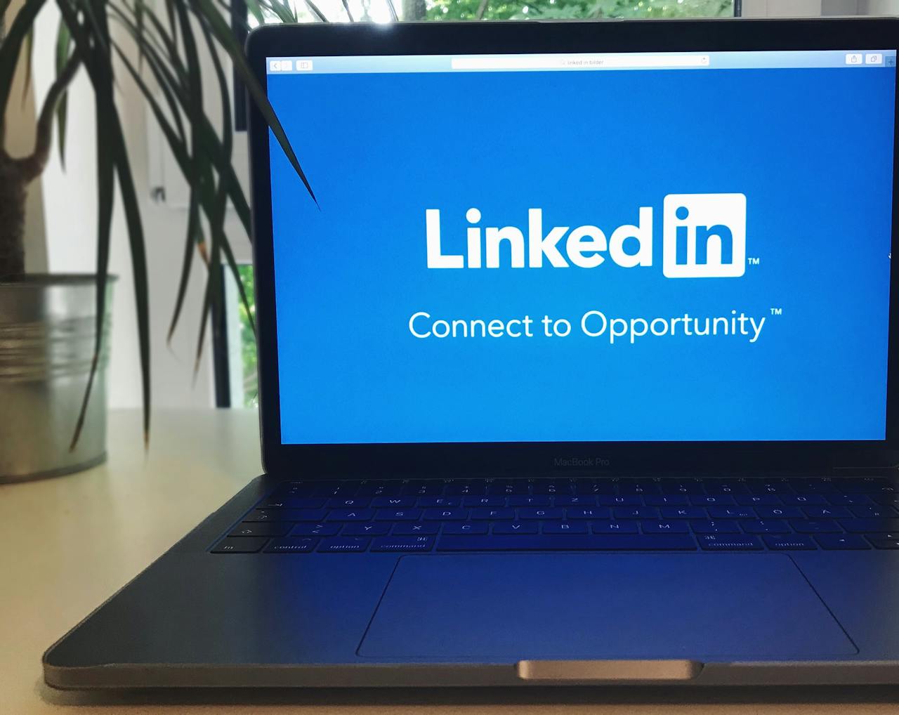portatil-con-pagina-de-linkedin-para-hacer-seguimiento-de-contactos-de-eventos-de-networking