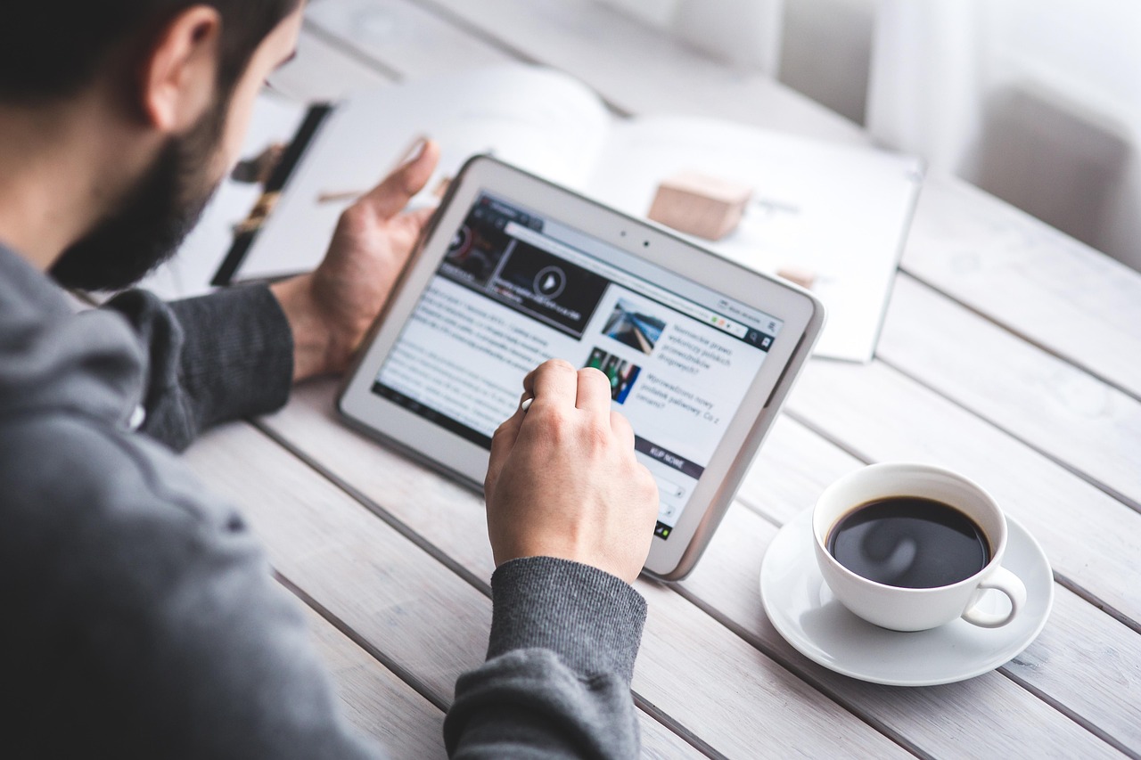 hombre-leyendo-un-blog-para-hacer-auditoria-de-contenidos