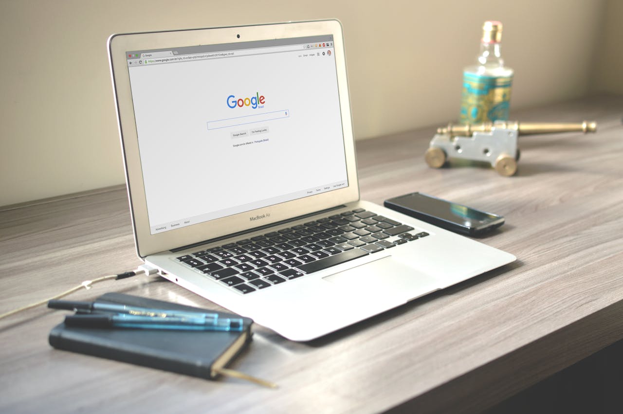 ordenador-con-pagina-de-busqueda-de-google-donde-el-seo-es-vital-para-posicionar-portal-digital