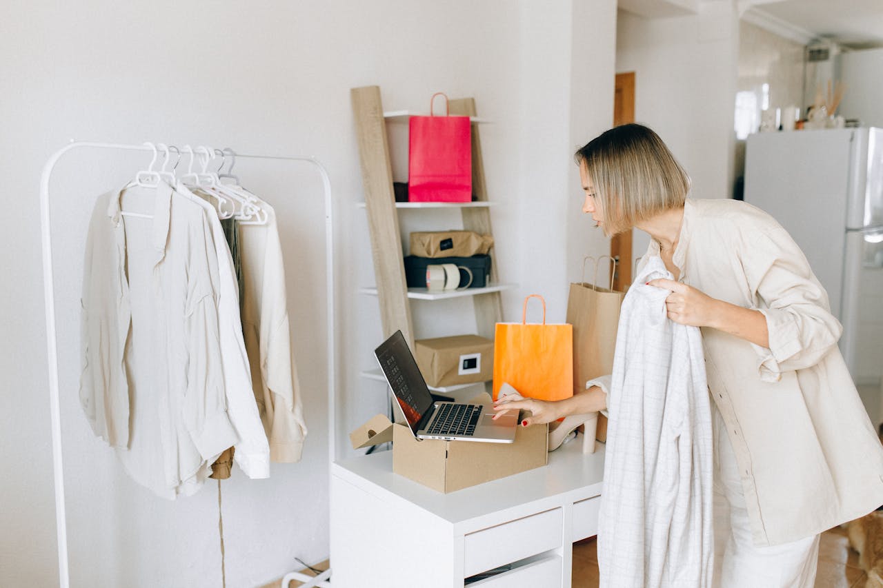 mujer-trabajando-en-disenar-su-tienda-online