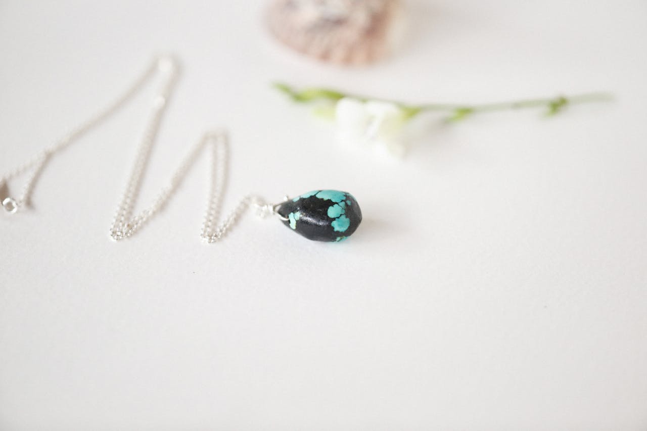 gargantilla-de-bisuteria-en-un-anuncio-ads-en-shopping-con-fondo-blanco