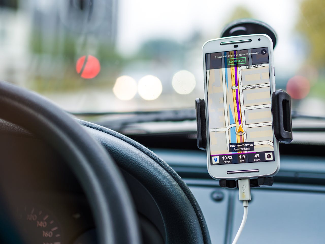 gps-en-un-coche-ejemplo-de-tecnologia-dual-de-inteligencia-artificial