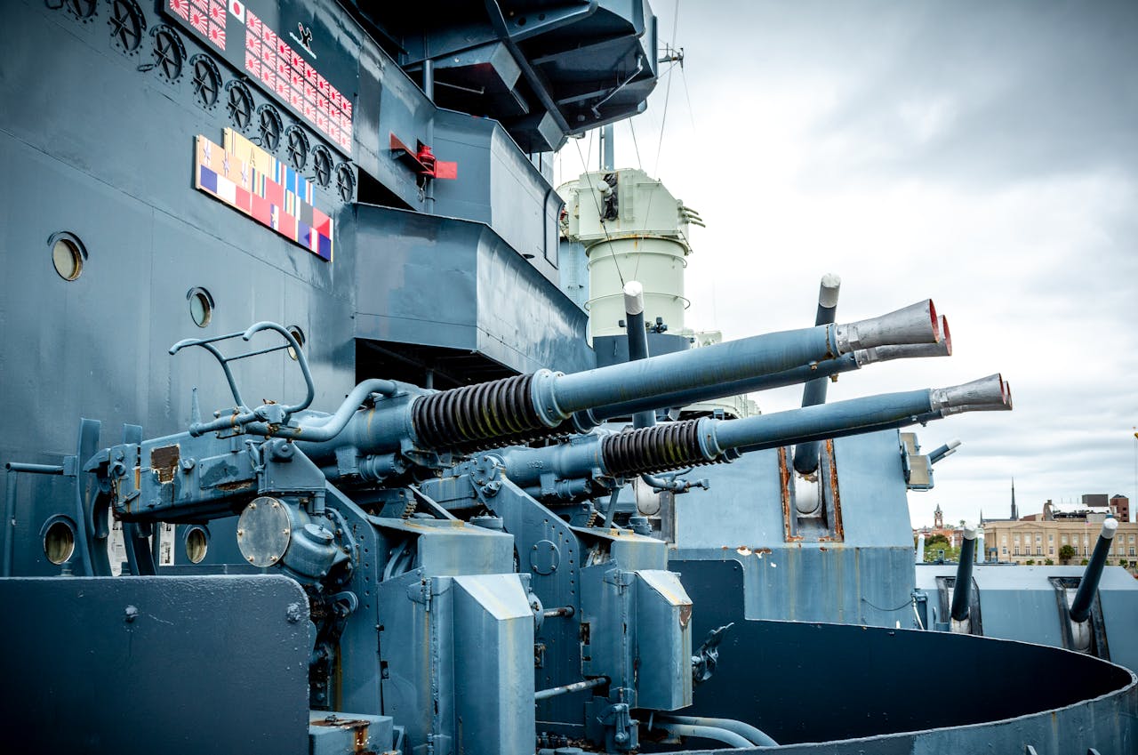 buque-de-guerra-en-escenario-belico-que-afecta-a-la-competitividad-de-las-empresas