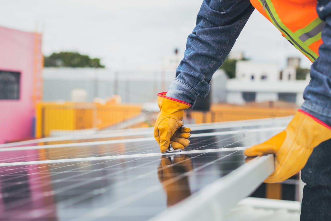 instalacion-placas-solares-la-eficiencia-energetica-tambien-combate-la-guerra-tecnologica-global