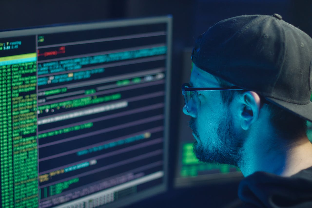 informatico-probando-vulnerabilidades-para-el-nis2