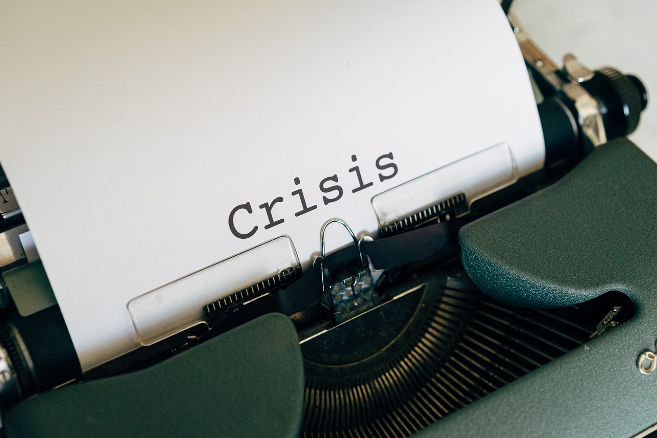 Papel en una máquina con la palabra crisis para comenzar a trazar un protocolo contra la cadena de suministro