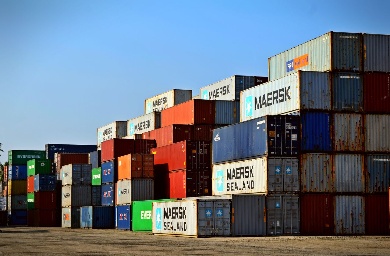 Contenedores en un puerto europeo para comercio internacional, afectado por la trazabilidad europea