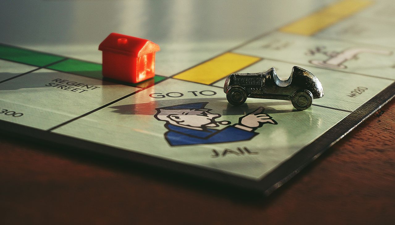 Juego del monopoly para ilustrar la rivalidad entre bloques por la soberanía digital