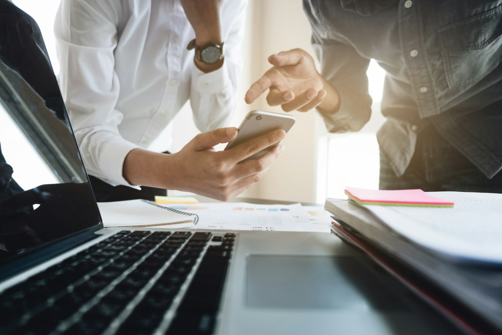Una empresa revisa los resultados tras la automatización de procesos en la empresa