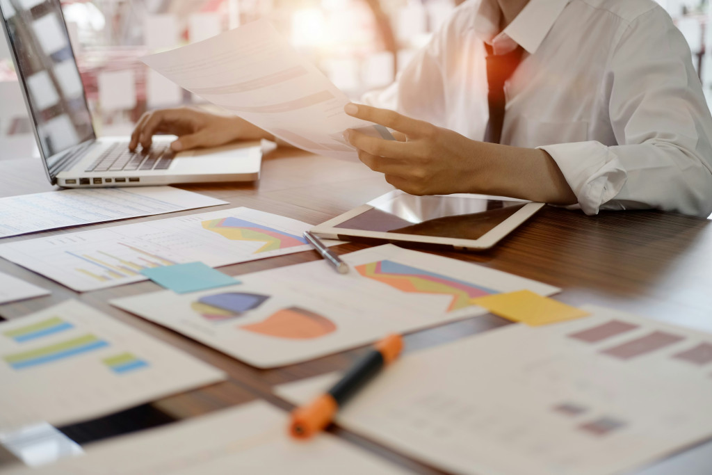 Persona muestra gráficos e indicadores de su estrategia de marketing digital realizado con Inteligencia Artificial 