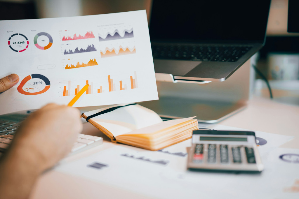 Persona muestra gráficos e indicadores de su estrategia de marketing digital realizado con Inteligencia Artificial 